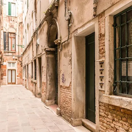 Gold And Red - The Venetian Style With Terrace Venedig