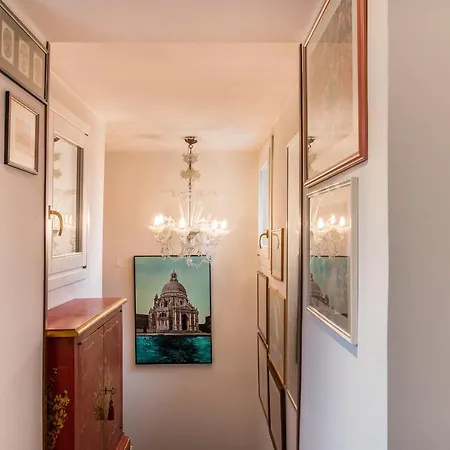 Gold And Red - The Venetian Style With Terrace Apartmán *